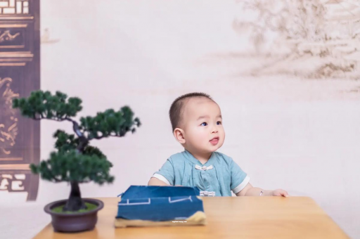 乳山满月宝宝放屁臭